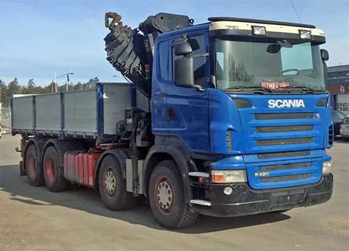 Blå kranbil Scania R420 8X4 stulen i Skogås söder om Stockholm
